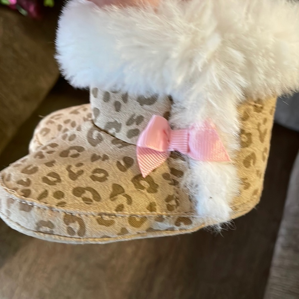 Girls size 1 brown leaopard boots with fur and pink bow never worn excellent con